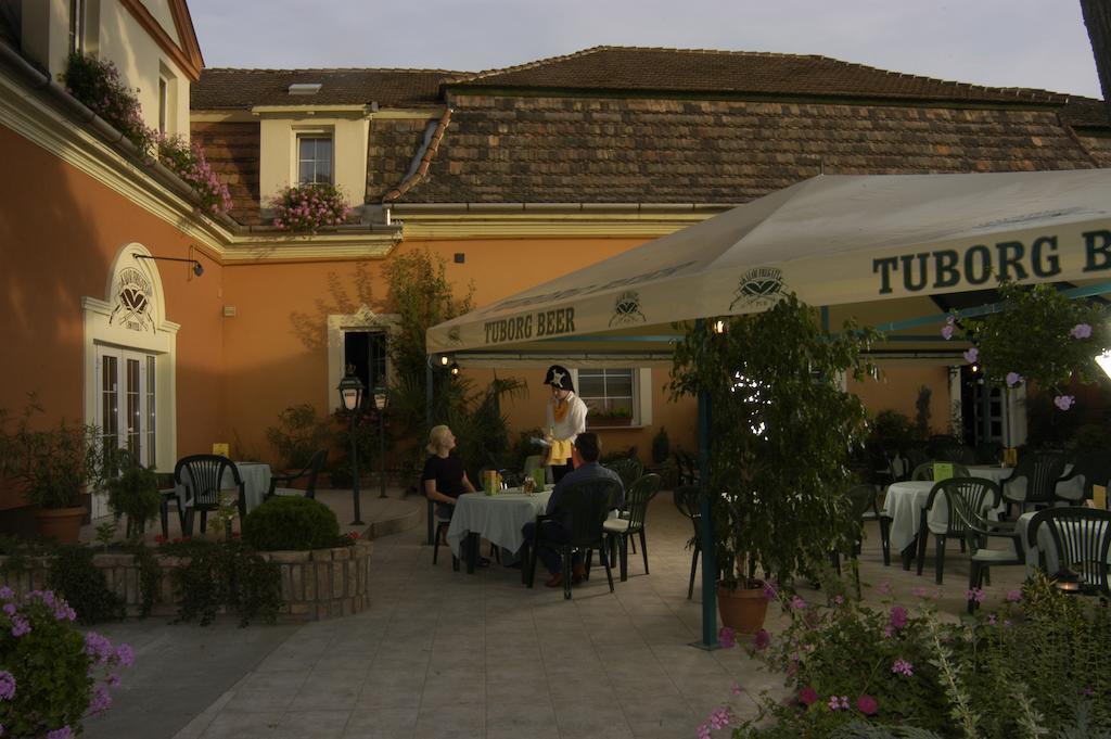 Kaloz Fregatt Panzio & Etterem Hotel Tata Luaran gambar