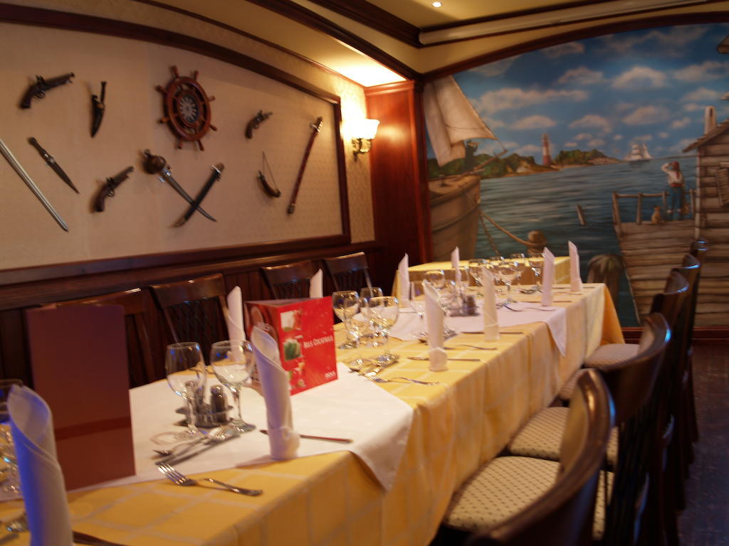 Kaloz Fregatt Panzio & Etterem Hotel Tata Luaran gambar