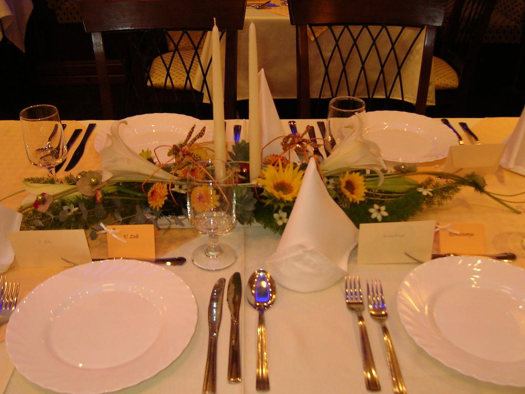 Kaloz Fregatt Panzio & Etterem Hotel Tata Luaran gambar