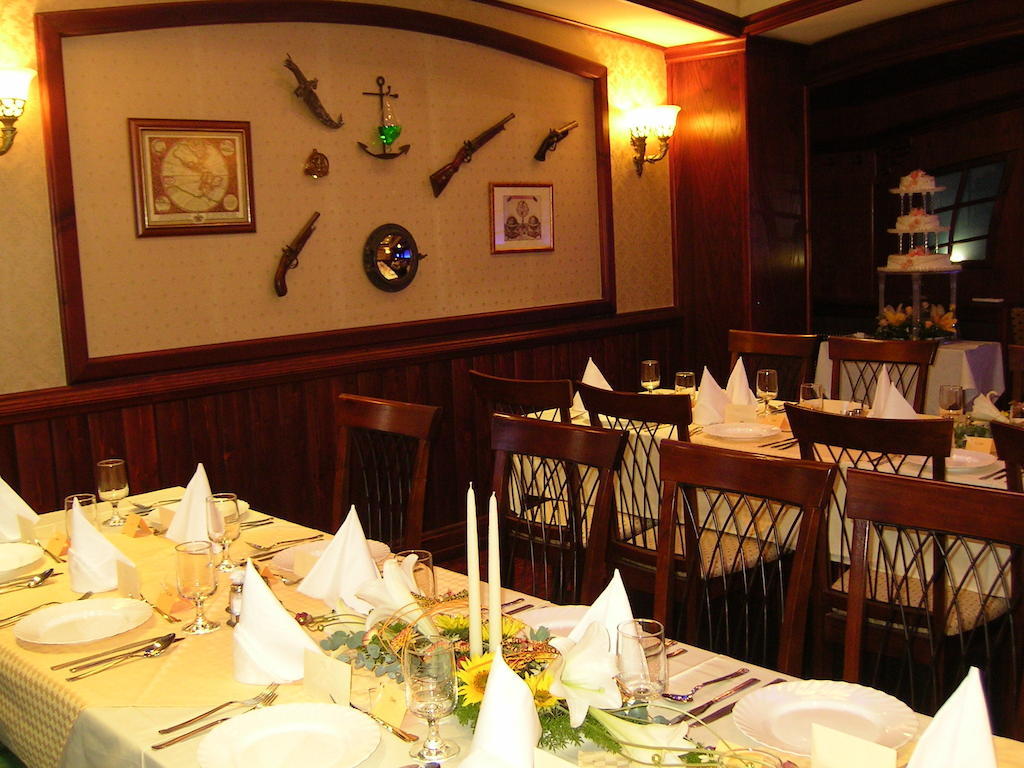 Kaloz Fregatt Panzio & Etterem Hotel Tata Luaran gambar