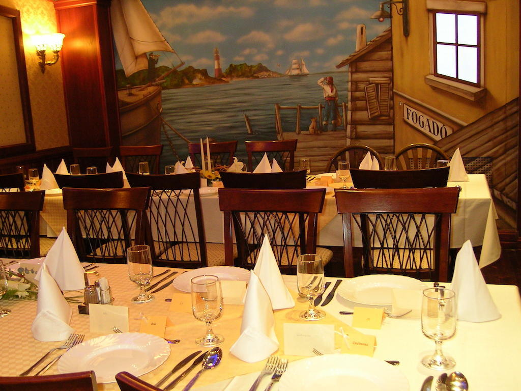 Kaloz Fregatt Panzio & Etterem Hotel Tata Luaran gambar