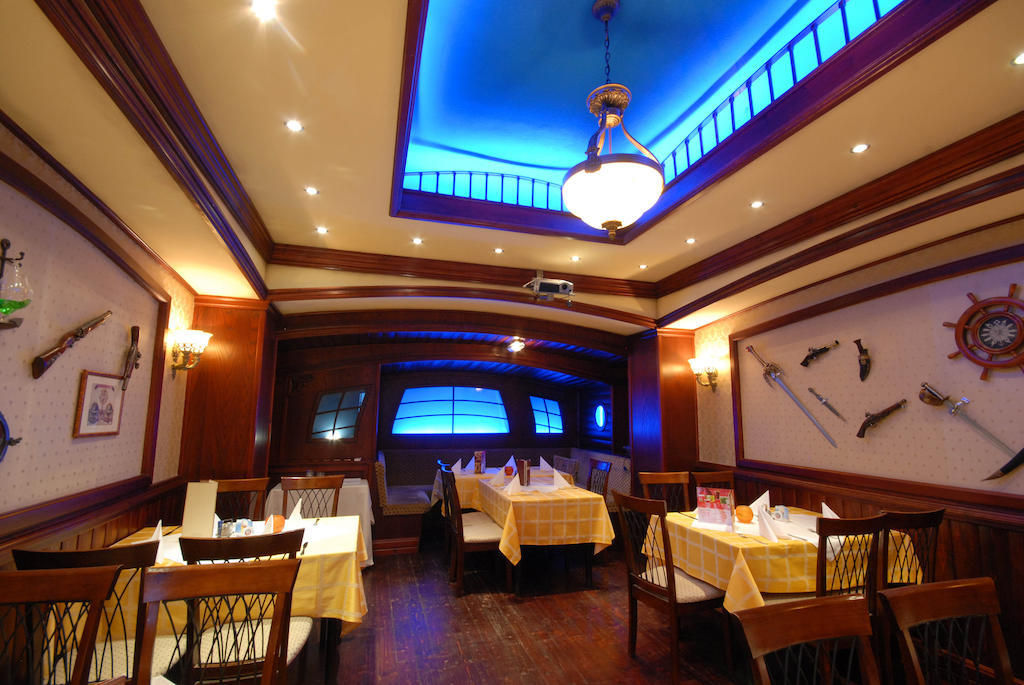 Kaloz Fregatt Panzio & Etterem Hotel Tata Luaran gambar