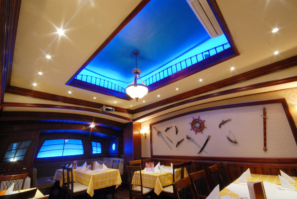 Kaloz Fregatt Panzio & Etterem Hotel Tata Luaran gambar