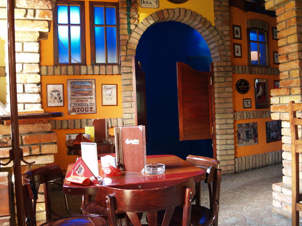 Kaloz Fregatt Panzio & Etterem Hotel Tata Luaran gambar