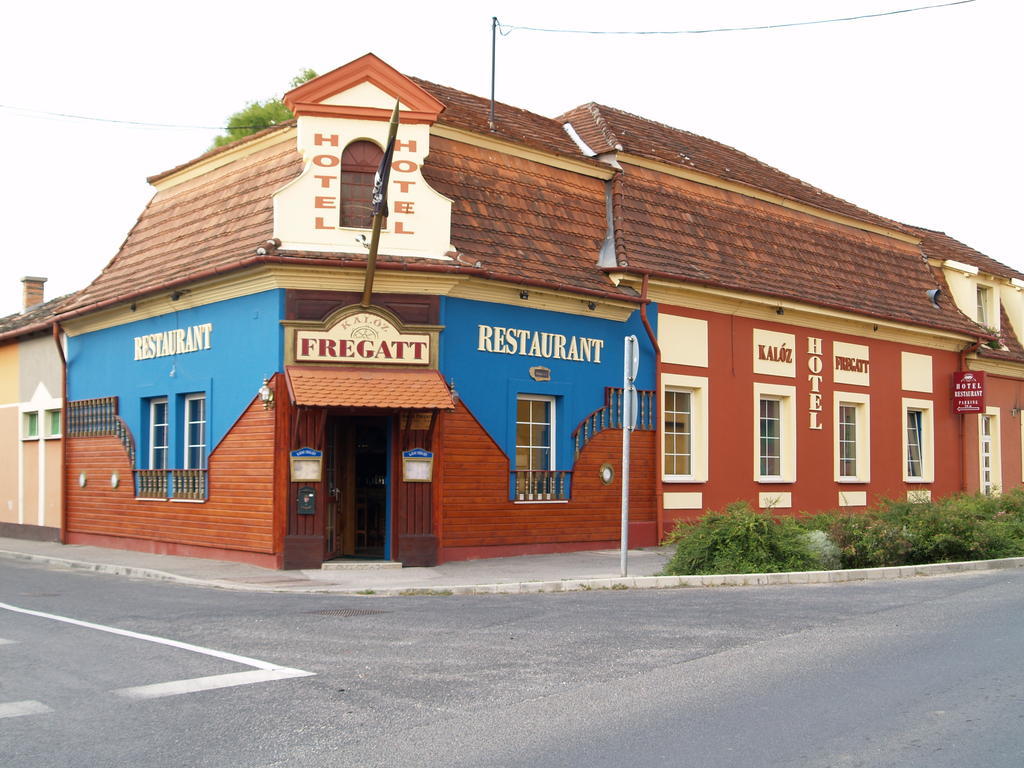 Kaloz Fregatt Panzio & Etterem Hotel Tata Luaran gambar