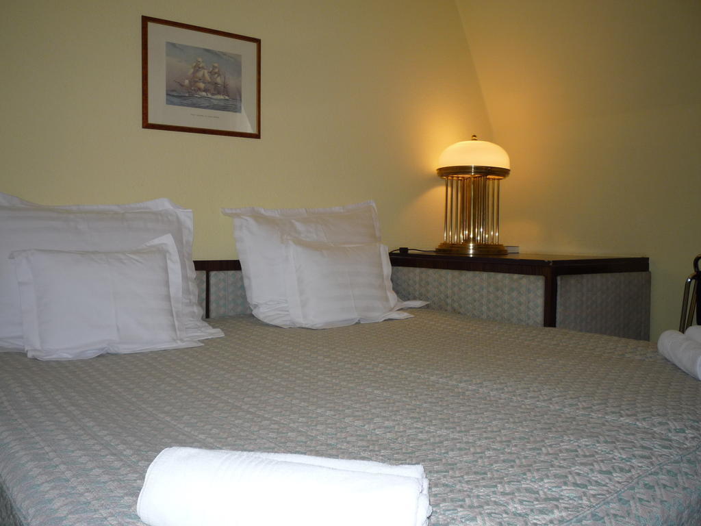 Kaloz Fregatt Panzio & Etterem Hotel Tata Bilik gambar
