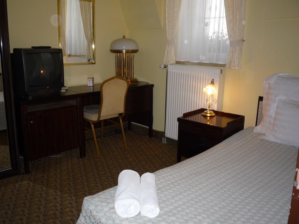 Kaloz Fregatt Panzio & Etterem Hotel Tata Bilik gambar