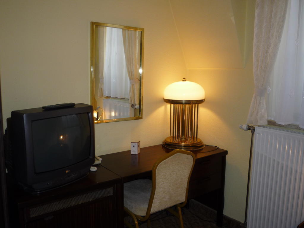 Kaloz Fregatt Panzio & Etterem Hotel Tata Bilik gambar