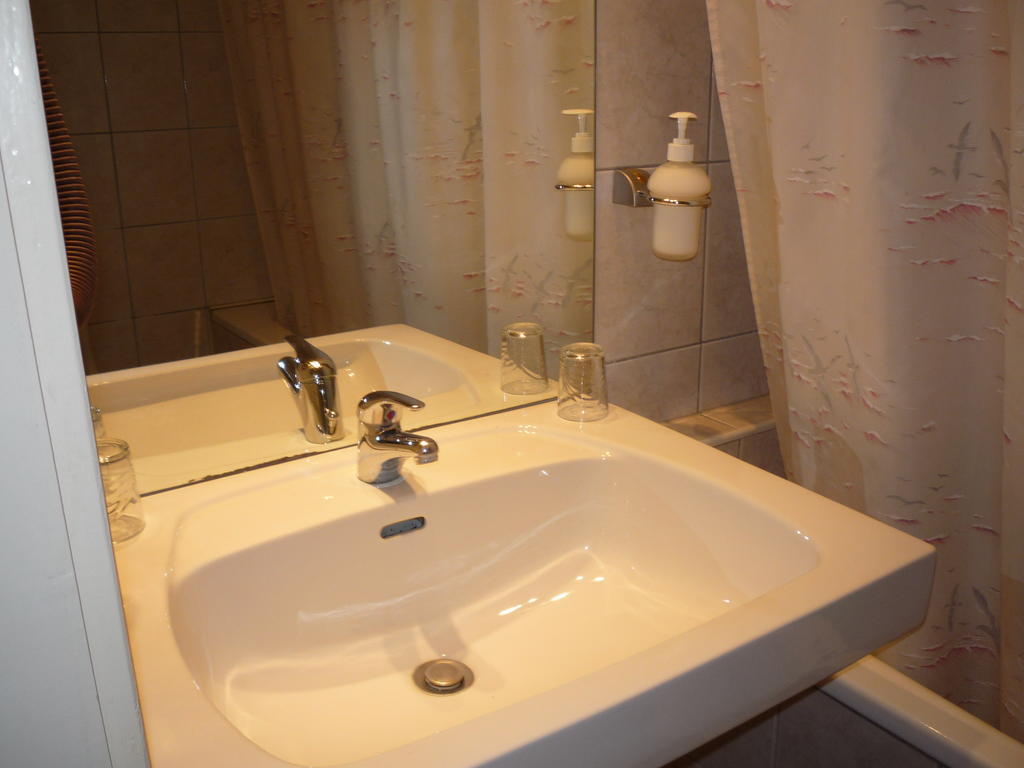 Kaloz Fregatt Panzio & Etterem Hotel Tata Bilik gambar