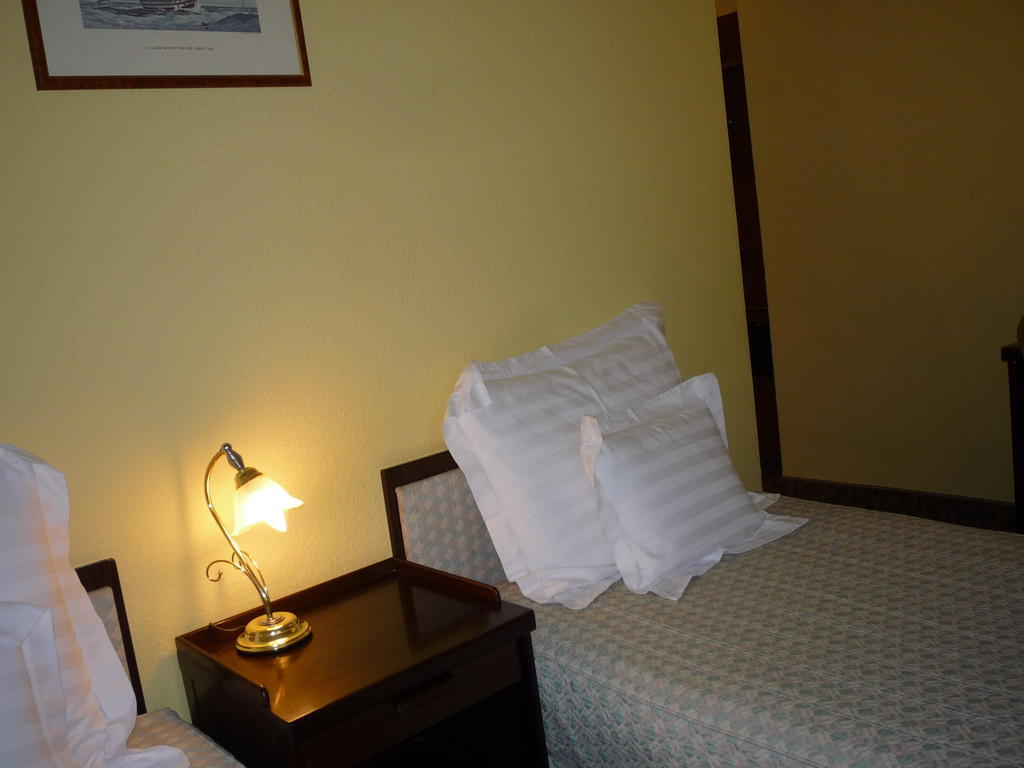 Kaloz Fregatt Panzio & Etterem Hotel Tata Bilik gambar