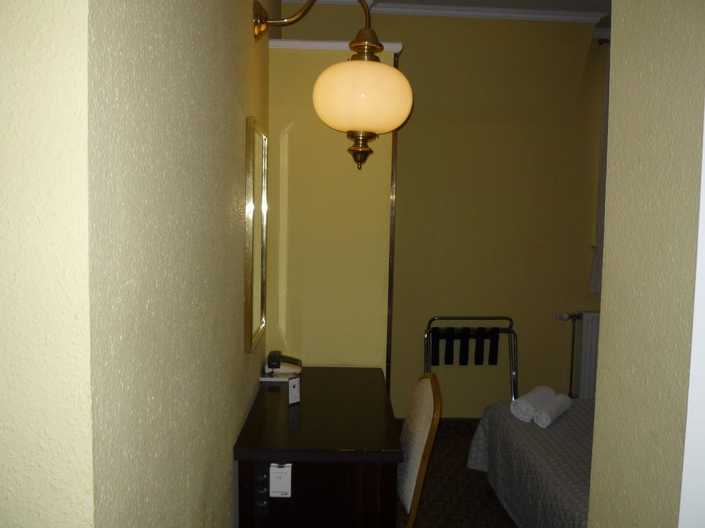 Kaloz Fregatt Panzio & Etterem Hotel Tata Bilik gambar