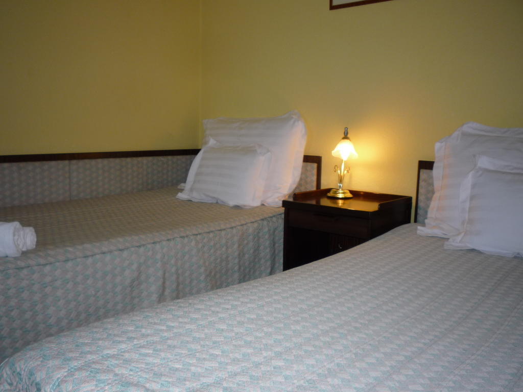 Kaloz Fregatt Panzio & Etterem Hotel Tata Bilik gambar