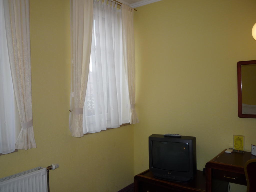 Kaloz Fregatt Panzio & Etterem Hotel Tata Bilik gambar