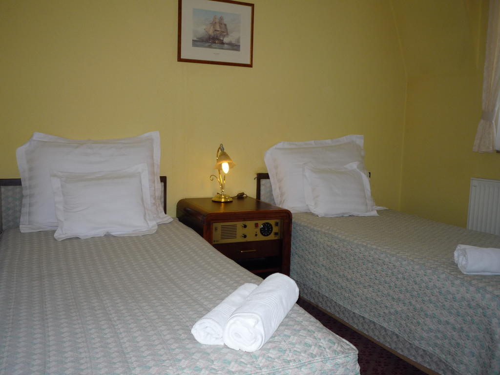 Kaloz Fregatt Panzio & Etterem Hotel Tata Bilik gambar