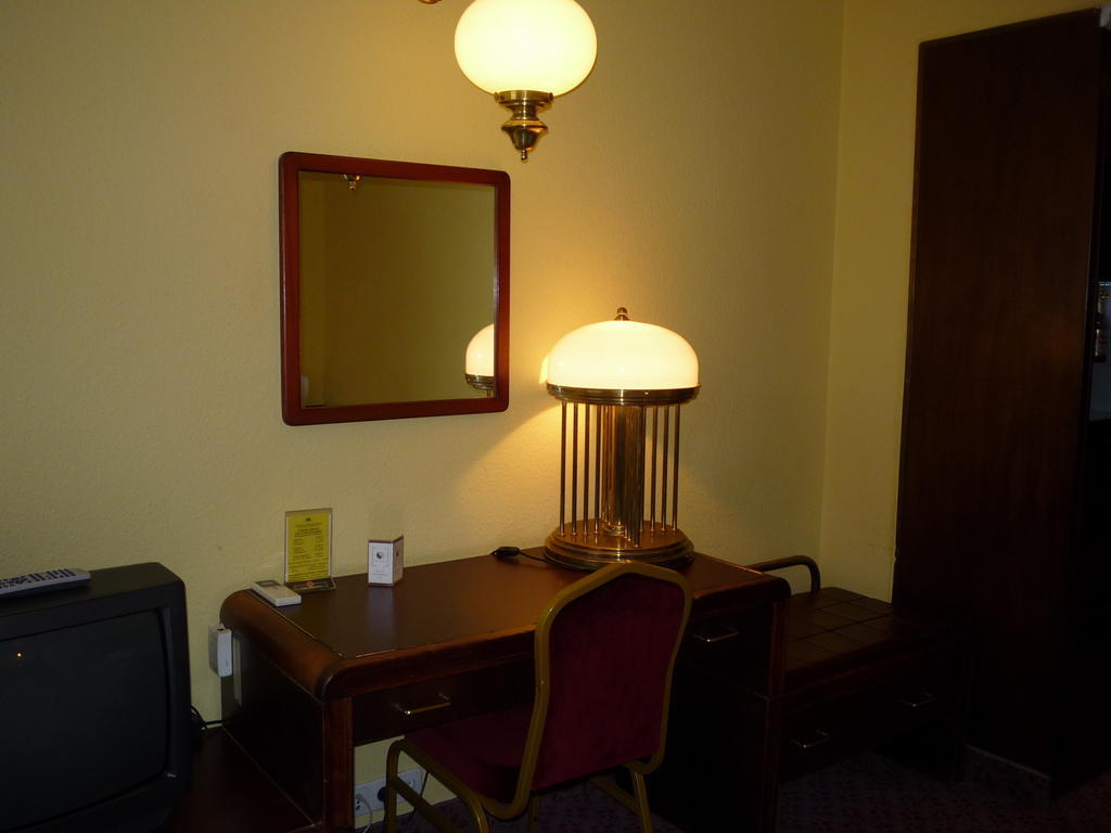 Kaloz Fregatt Panzio & Etterem Hotel Tata Bilik gambar