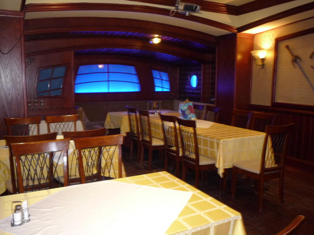 Kaloz Fregatt Panzio & Etterem Hotel Tata Luaran gambar